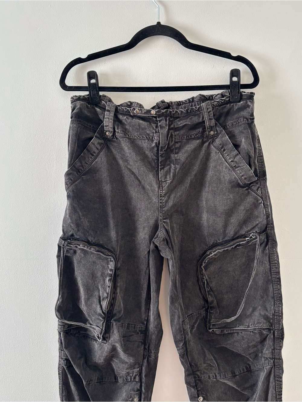 We The Free Can’t Compare Slouch Pants Jeans Cargo Distressed Faded Black - Picture 5 of 9